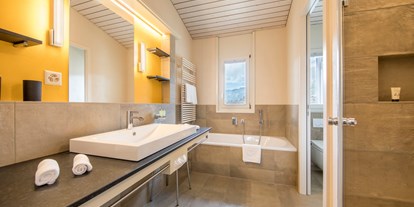 Luxusurlaub - Einrichtungsstil: modern - Thun - Badezimmer «Executive» mit Badewanne und Dusche, Hotel Belvedere Grindelwald - Belvedere Swiss Quality Hotel Grindelwald