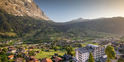 Luxusurlaub - Restaurant: vorhanden - Hotel Belvedere Grindelwald im Sommer vor dem Eiger - Belvedere Swiss Quality Hotel Grindelwald