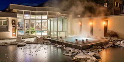 Luxusurlaub - Pools: Außenpool beheizt - Bern - Wellness im Hotel Belvedere Grindelwald: Sole-Whirlpool im Garten - Belvedere Swiss Quality Hotel Grindelwald