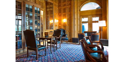 Luxusurlaub - Hotel-Schwerpunkt: Luxus & Kulinarik - Engadin - Fumoir - Hotel Schweizerhof