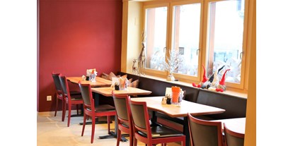 Luxusurlaub - Davos Platz - Restaurant Acla

Täglich geöffnet von 10:30 Uhr bis 22:00 Uhr
Einfach gut – jeden Tag! Im Restaurant Acla geniessen Sie in einem warmen und fröhlichen Ambiente verschiedenste Gerichte den ganzen Tag lang. Ob hausgemachte Pasta, Bratwurst mit Rösti oder Pizza, das Acla bietet für jedermann etwas und zu jeder Tageszeit. Bei schönem Wetter öffnen wir unsere Terrasse – bei Sonnenschein schmeckt alles noch viel besser! - Hotel Schweizerhof