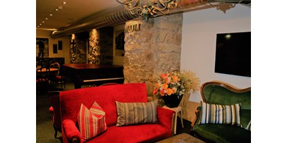 Luxusurlaub - Umgebungsschwerpunkt: Berg - Engadin - Muli in der Barstreet - Hotel Schweizerhof