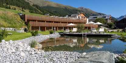 Luxusurlaub - Bar: Hotelbar - Graubünden - Bioteich im Hotelgarten und IN LAIN Hotel Cadonau - In Lain Hotel Cadonau