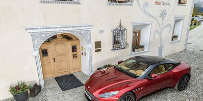 Luxusurlaub - Bar: Hotelbar - Graubünden - Hoteleingang mit Aston Martin - In Lain Hotel Cadonau