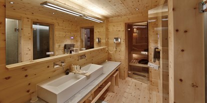 Luxusurlaub - Saunalandschaft: Außensauna - Brail - Bad Garten Suite - In Lain Hotel Cadonau