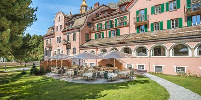 Luxusurlaub - Verpflegung: Frühstück - Valbella - Sonnenterrasse im grosszügigen Hotelpark - Parkhotel Margna
