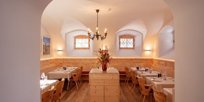 Luxusurlaub - Hotel-Schwerpunkt: Luxus & Wellness - Davos Dorf - Enoteca & Osteria Murütsch im historischen Kellergewölbe - Parkhotel Margna