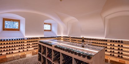 Luxusurlaub - Restaurant: mehrere Restaurants - Davos Dorf - Vinoteca für Degustationen - Parkhotel Margna