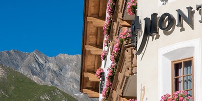 Luxusurlaub - Wellnessbereich - Fontanella - Aussenbild Sommer - Relais & Châteaux Chasa Montana