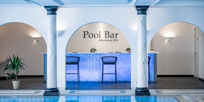 Luxusurlaub - Parkplatz: kostenlos beim Hotel - Elbigenalp - Pool Bar - Relais & Châteaux Chasa Montana