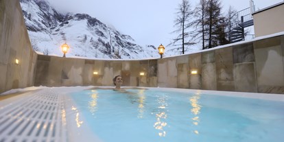 Luxusurlaub - Pools: Innenpool - Fiss - Aussensolebecken Winter - Relais & Châteaux Chasa Montana
