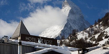 Luxusurlaub - Preisniveau: moderat - Schweiz - Hotel Aussenansicht Winter - Unique Hotel Post Zermatt