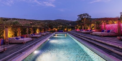 Luxusurlaub - Klassifizierung: 5 Sterne - Proticcio - Hotel de la Ferme Murtoli, pool by night - Hotel de la Ferme - Murtoli