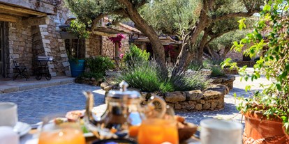 Luxusurlaub - Einrichtungsstil: antik - Korsika  - Hotel de la Ferme Murtoli, breakfast in the courtyard - Hotel de la Ferme - Murtoli