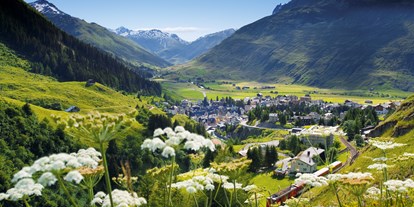 Luxusurlaub - Hotel-Schwerpunkt: Luxus & Kulinarik - Schweiz - Andermatt in summer - The Chedi Andermatt