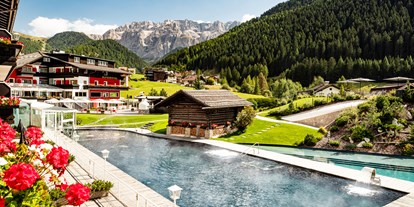 Luxusurlaub - Saunalandschaft: Außensauna - Südtirol - Hotel Alpenroyal
