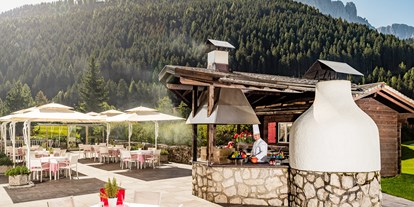 Luxusurlaub - Saunalandschaft: Außensauna - Völs am Schlern - Hotel Alpenroyal