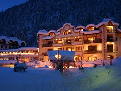 Luxusurlaub - Umgebungsschwerpunkt: Berg - Trentino-Südtirol - Abendstimmung im Winter - Hotel Post Sulden