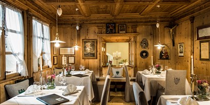 Luxusurlaub - Bar: Hotelbar - Trentino-Südtirol - Einzigartig behagliche Stuben
DAS AMBIENTE IM RESTAURANT HANSWIRT IN RABLAND
Mit Stil, Charme und Herzlichkeit werden Sie in Rabland bereits auf der stimmungsvollen Terrasse und unter den Arkaden empfangen. Exklusiv behaglich sind die vielen Bauernstuben mit ihren reizenden Nischen. Jede für sich besonders, immer einladend dekoriert und mit alten und modernen Kunstobjekten versehen. Hier lassen sich viele wertvolle Momente genießen. - Hotel Hanswirt