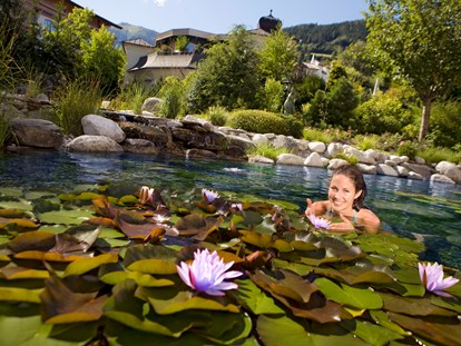 Luxusurlaub - Pools: Innenpool - Kössen - Schwimmteich - Wellness-, Golf- & Genießerhotel Salzburgerhof