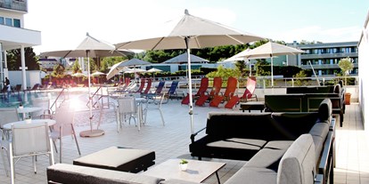 Luxusurlaub - Umgebungsschwerpunkt: am Land - Bükfürdő - Neue Relax-Loungen auf der Sonnenterrasse im REDUCE Hotel Vital ****S - REDUCE Hotel Vital ****S