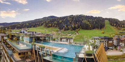 Luxusurlaub - Pools: Infinity Pool - Salzburg - Hotel Salzburger Hof Leogang