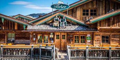 Luxusurlaub - Saunalandschaft: Außensauna - Dorf Tirol - Almhütte Restaurant - Tirler - Dolomites Living Hotel