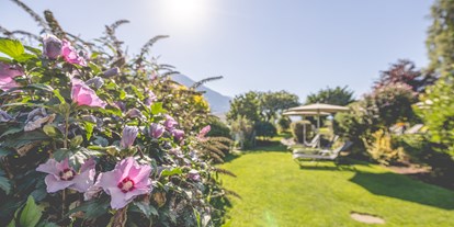 Luxusurlaub - Tiroler Unterland - Liegewiese im Garten - Gardenhotel Crystal