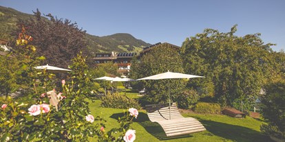 Luxusurlaub - Hallenbad - Kirchberg in Tirol - Blumenliegewiese im Garten - Gardenhotel Crystal