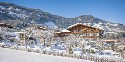 Luxusurlaub - Hotel-Schwerpunkt: Luxus & Golf - Kirchberg in Tirol - Aussenansicht Winter - Gardenhotel Crystal