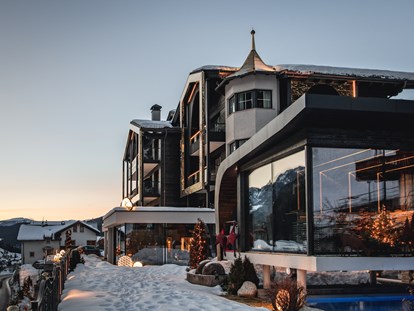 Luxusurlaub - Saunalandschaft: finnische Sauna - Meransen - Winteransicht mit Panoramasauna über den Freibad - Alpin Garden Luxury Maison & Spa