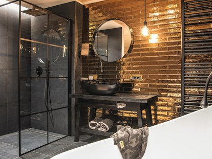 Luxusurlaub - Saunalandschaft: finnische Sauna - Seiser Alm - Badezimmer Skyloft - Alpin Garden Luxury Maison & Spa