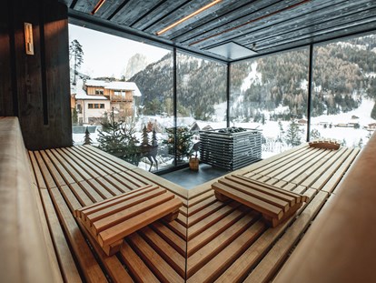 Luxusurlaub - Restaurant: vorhanden - Trentino-Südtirol - Panoramasauna mit Blick über den Pool und zum Sellastock  - Alpin Garden Luxury Maison & Spa