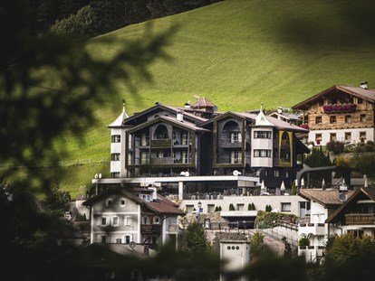 Luxusurlaub - Saunalandschaft: Außensauna - St. Martin (Trentino-Südtirol) - Unsere Maison: Edle Holzverkleidung im Shou Sugi Ban Stil mit vergoldetem Rahmen  - Alpin Garden Luxury Maison & Spa
