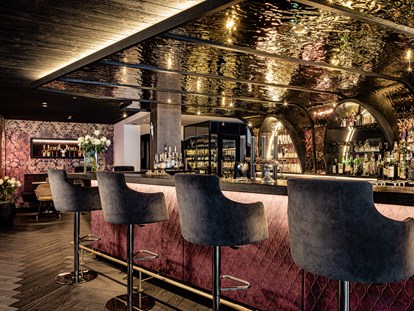 Luxusurlaub - Bar: Hotelbar - 39012 - Golden Bar für italienische Aperitivi sowie After-Dinner Cocktails - Alpin Garden Luxury Maison & Spa