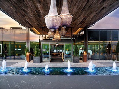 Luxusurlaub - Bar: Hotelbar - Eingangsbereich Wellness- & Naturresort Reischlhof - Wellness & Naturresort Reischlhof **** Superior 