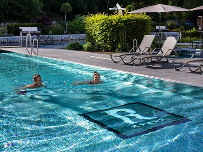 Luxusurlaub - Pools: Innenpool - Guglwald - Sport- Außenbecken 20 Meter im Wellness & Naturresort Reischlhof - Wellness & Naturresort Reischlhof **** Superior 