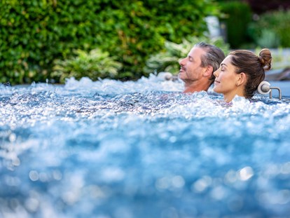 Luxusurlaub - Pools: Schwimmteich - Bayern - Whirlpool im Wellness & Naturresort Reischlhof - Wellness & Naturresort Reischlhof **** Superior 