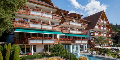 Luxusurlaub - Hotel-Schwerpunkt: Luxus & Romantik - Hinterzarten - Aussenansicht Garten - Erfurths Bergfried Ferien & Wellnesshotel