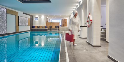 Luxusurlaub - Klassifizierung: 4 Sterne S - Innenpool 6x12m 30° - Erfurths Bergfried Ferien & Wellnesshotel