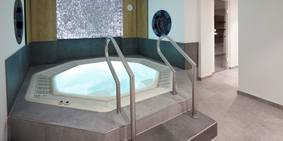 Luxusurlaub - Preisniveau: exklusiv - Deutschland - Whirlpool 34° - Erfurths Bergfried Ferien & Wellnesshotel