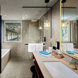 Luxushotel: Modernes Badezimmer - Seeglück Hotel Forelle