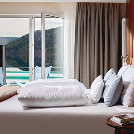 Luxushotel: Ausblick vom Bett auf den See - Seeglück Hotel Forelle