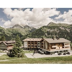Luxushotel: Außenansicht Sommer - Hotel Goldener Berg