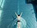 Luxushotel: Der ganzjährig beheitzter 25-Meter-Infinity-Pool - Hotel Sonnenhof Lam im Bayerischen Wald