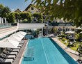 Luxushotel: 25 m Infinity-Pool im Gartenbereich - 5-Sterne Wellness- & Sporthotel Jagdhof