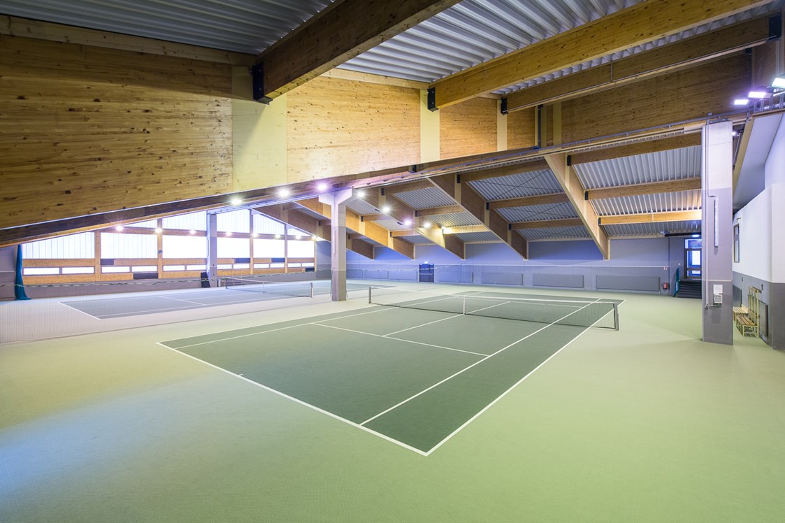 Luxushotel: Tennishalle im Hotel - Hotel Gut Brandlhof