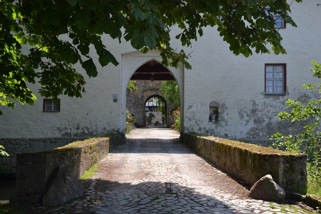 Luxushotel: Einfahrt Burghof - Wasserschloss Westerburg