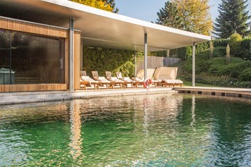 Luxushotel: Naturpool mit Gartensaunen - Hotel & Spa Der Steirerhof Bad Waltersdorf