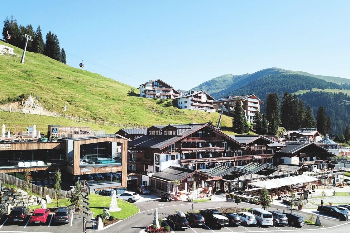 Luxushotel: Außsenansicht My Alpenwelt Resort und Susi Alm |Sommer - MY ALPENWELT Resort****SUPERIOR